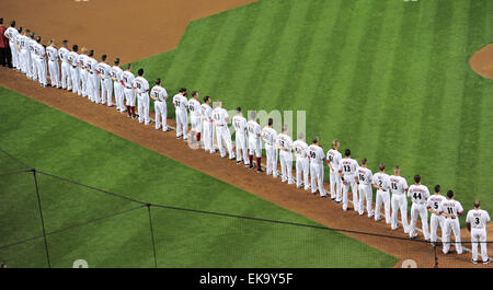 6 aprile 2015; Phoenix, AZ, Stati Uniti d'America; l'Arizona Diamondbacks line up prima di fronte al San Francisco Giants la MLB game al Chase Field di Phoenix, AZ. Joe Camporeale/Cal Sport Media Foto Stock