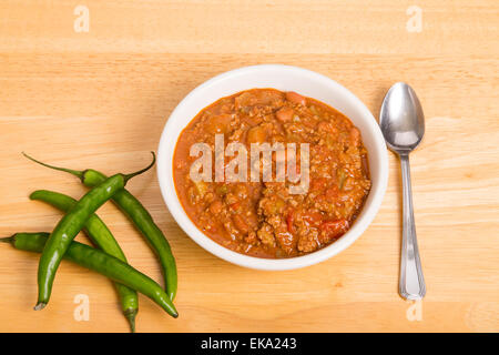 Una ciotola di chili con carne con fagioli e peperoncini verdi Foto Stock