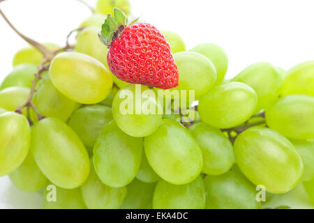 Grappolo di uva bianca e fragole isolato su bianco Foto Stock