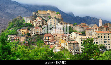 Città impressionante nelle montagne di corte Corsica (Francia) Foto Stock