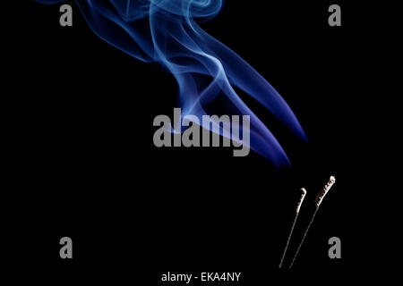 Onda di fumo e di diversi colori su sfondo nero Foto Stock