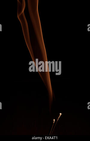 Onda di fumo e di diversi colori su sfondo nero Foto Stock