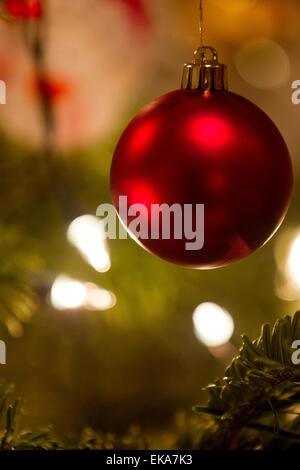 Christmas Baubles & Tree decorazioni appendere su un vero e proprio albero di natale Foto Stock