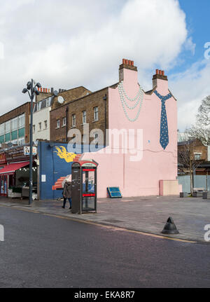 Di lui e di lei è un illustrazione sul frontone di una terrazza vittoriana casa su Deptford High St, Londra del sud Foto Stock