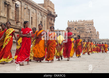 Un gruppo di pellegrini femmina a piedi attraverso il complesso del tempio Brihadeeswarar in Tanjore Foto Stock
