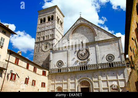 I religiosi Assisi medievale in Umbria con la chiesa di San Francisco Foto Stock