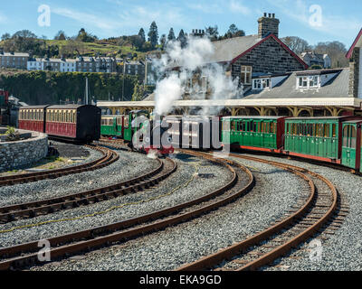 Blanche, una sella-serbatoio motore di gara, consente di spegnere il vapore a Porthmadog stazione ferroviaria, il Galles. Foto Stock