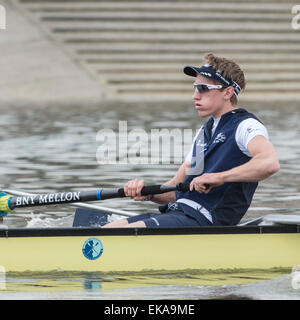 Londra, Regno Unito. 8 Aprile, 2015. Oxford University Boat Club (OUBC) su una gita in pratica. Posizione:- fiume Thames, London, Regno Unito tra Putney (start) e Mortlake. Durante la settimana Tideway (immediatamente precedente la BNY Mellon regate, gli equipaggi di andare in pratica le gite con i loro allenatori nella finale di preparazione per le gare su Aprile 11th. OUBC:- Prua: William Geffen, 2: Thomas Swartz, 3: Henry Goodier, 4: James O'Connor, 5: James Cook, 6: Michael DiSanto, 7: Sam O'Connor, corsa: Costantino Louloudis, Cox: William Hakim. Credito: Duncan Grove/Alamy Live News Foto Stock