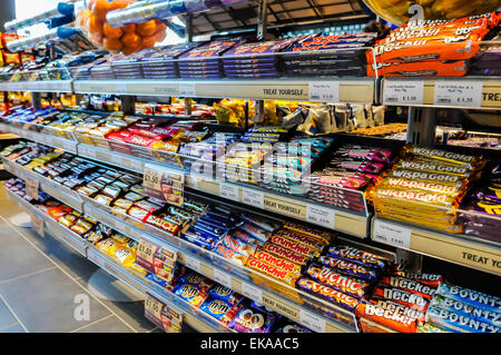 Caramelle e cioccolatini in vendita in una stazione di servizio autostradale shop Foto Stock