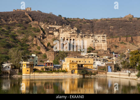 Vista su Nawal Sagar Lago di Taragarh Fort e Palazzo di Bundi Rajasthan Foto Stock