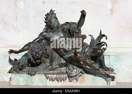 Statua allegorica del fiume Rodano, sotto la statua di Luigi XIV. Piazza Bellecour, Lione, Francia Foto Stock