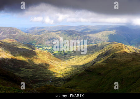 Panorama sulla valle del Dovedale, dalla cresta del Vertice di Hart Crag cadde, Fairfield Horseshoe fells, Lake District Foto Stock