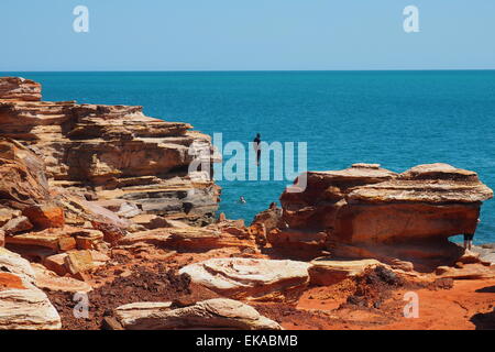 Persone immersioni subacquee pindan rocce rosse a Gantheaume Point BROOME, Western Australia. Foto Stock