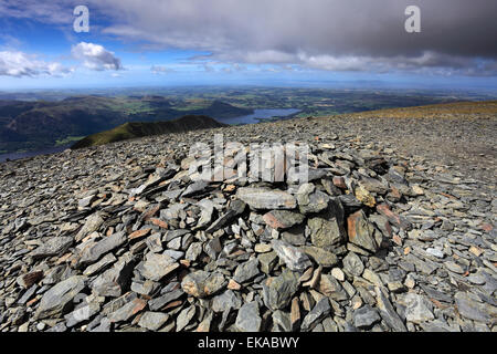 Summit ridge di Skiddaw piccolo uomo cadde, Keswick, Parco Nazionale del Distretto dei Laghi, Cumbria, England, Regno Unito Foto Stock