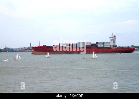 Nave container nel porto di Charleston a Charleston, Carolina del Sud, Stati Uniti d'America. Foto Stock