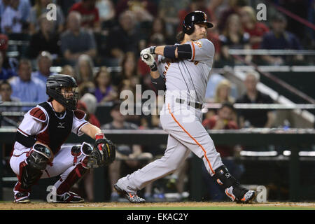 6 aprile 2015; Phoenix, AZ, Stati Uniti d'America; San Francisco Giants interbase Brandon Crawford (35) pipistrelli contro l'Arizona Diamondbacks durante la MLB game al Chase Field di Phoenix, AZ. Joe Camporeale/Cal Sport Media Foto Stock