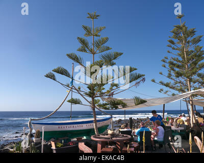 EL GOLFO LANZAROTE cene alfresco presso la popolare costiere pesce fresco e tapas Casa Torano Ristorante di El Golfo Lanzarote isole Canarie Spagna Foto Stock