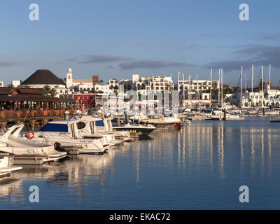 Marina Rubicon Lanzarote porto turistico di lusso e ristoranti in caldo tardi Pomeriggio sole Lanzarote Isole Canarie Spagna Foto Stock