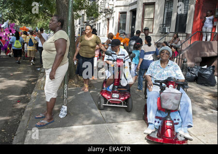 Spettatori guarda il 2012 Indiana occidentale dei Caraibi Kiddies parade di Crown Heights a Brooklyn, New York. Foto Stock