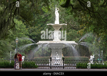 Forsyth fontana situata in Forsyth park nel quartiere storico di Savannah, Georgia, Stati Uniti d'America. Foto Stock