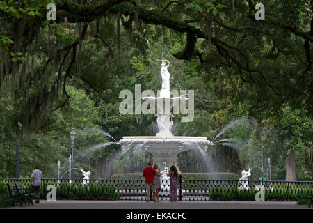 Forsyth fontana situata in Forsyth park nel quartiere storico di Savannah, Georgia, Stati Uniti d'America. Foto Stock