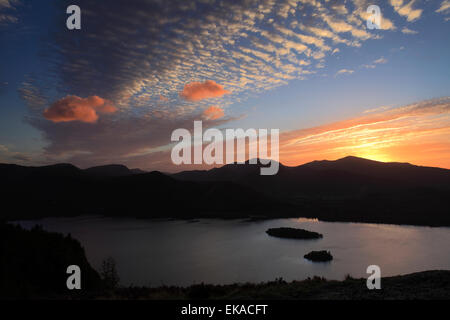 Tramonto nuvole sopra Derwentwater, Keswick Town, Parco Nazionale del Distretto dei Laghi, Cumbria County, England, Regno Unito Foto Stock