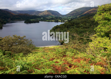 Panorama su Grasmere acqua da Loughrigg Terrazze, Parco Nazionale del Distretto dei Laghi, Cumbria, England, Regno Unito Foto Stock