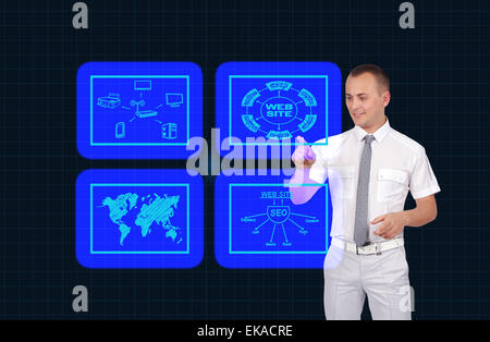 Imprenditore spingendo virtual touch screen con icone