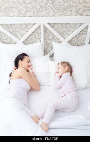 Madre e figlia a letto Foto Stock