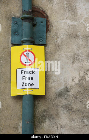 Protesta ambientale slogan. "Frack Free Zone". Un Greenpeace anti-fracking campagna di manifesti attaccati ad un tubo di drenaggio. Dorchester Dorset, Inghilterra, Regno Unito. Foto Stock