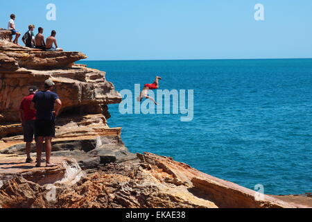 Persone immersioni subacquee pindan rocce rosse a Gantheaume Point BROOME, Western Australia. Foto Stock