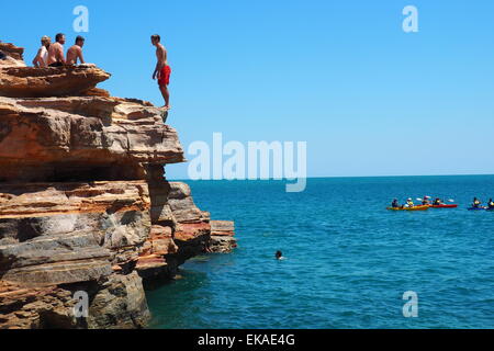 Persone immersioni subacquee pindan rocce rosse a Gantheaume Point BROOME, Western Australia. Foto Stock