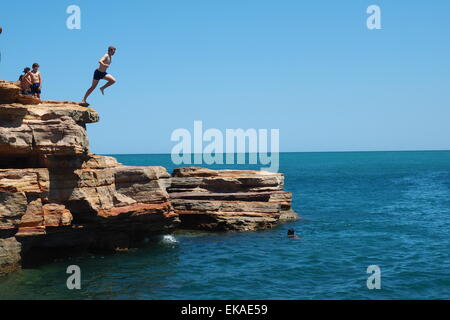 Persone immersioni subacquee pindan rocce rosse a Gantheaume Point BROOME, Western Australia. Foto Stock