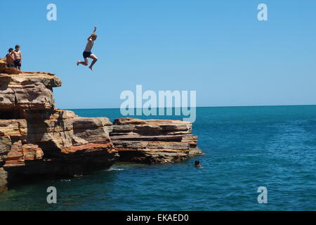 Persone immersioni subacquee pindan rocce rosse a Gantheaume Point BROOME, Western Australia. Foto Stock