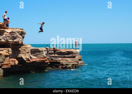 Persone immersioni subacquee pindan rocce rosse a Gantheaume Point BROOME, Western Australia. Foto Stock