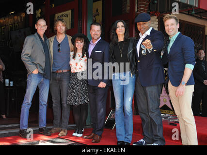 LOS ANGELES, CA - Marzo 5, 2015: "NCIS: Los Angeles' stelle Miguel Ferrer (sinistra), Eric Christian Olsen, Renee Felice Smith, Chris O'Donnell, Daniela Ruah, LL Cool J & Barrett Foa su Hollywood Boulevard dove Chris O'Donnell è stato onorato con il 2,544th della stella sulla Walk of Fame. Foto Stock