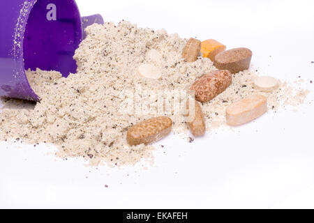 La proteina del siero di latte in polvere in scoop con vitamine e agitatore in plastica su sfondo bianco Foto Stock
