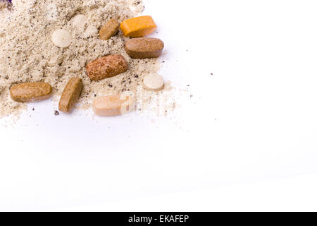 La proteina del siero di latte e vitamine su sfondo bianco Foto Stock