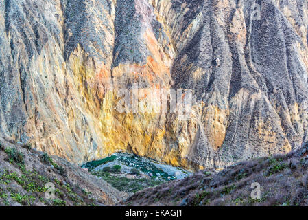 Vista dei colori all'interno del Canyon del Colca in Perù Foto Stock