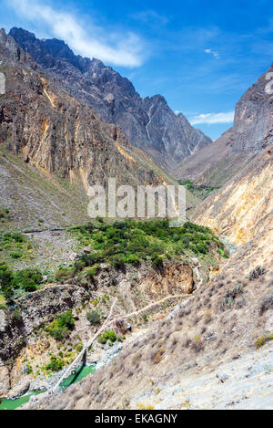 Vista di un ponte sul fondo del Canyon del Colca in Perù Foto Stock