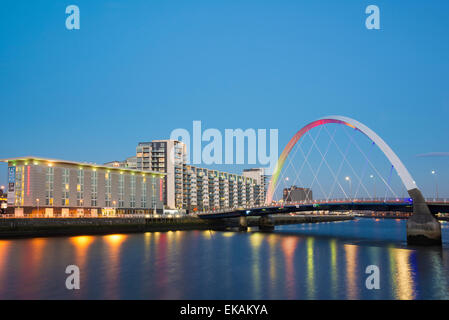 Il Clyde Arc (Squinty) ponte sopra il fiume Clyde di notte Foto Stock