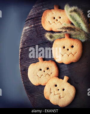 Halloween in casa gingerbread cookie nella forma di zucca su sfondo di legno Foto Stock