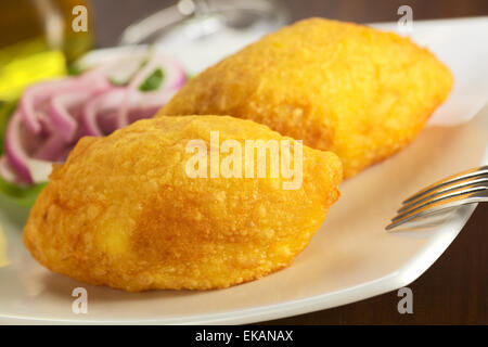 Piatto peruviano chiamato Papa Rellena (ripiene Patate) fatta di purè di patate e riempita con carne (messa a fuoco selettiva) Foto Stock