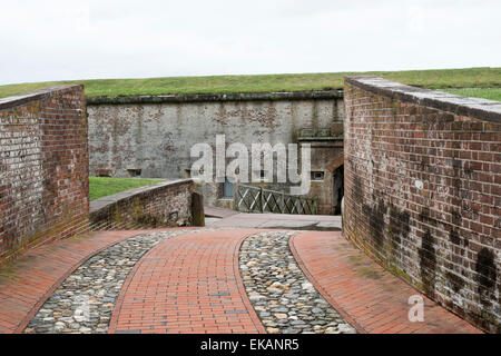 Fort Macon,disegnato da Brig. Gen. Simon Bernard & progettato da Robert E. Lee, strada che conduce a Fort Foto Stock