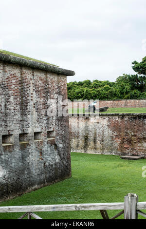 Fort Macon,disegnato da Brig. Gen. Simon Bernard & progettato da Robert E. Lee, Fossato e fossato e covertway Foto Stock