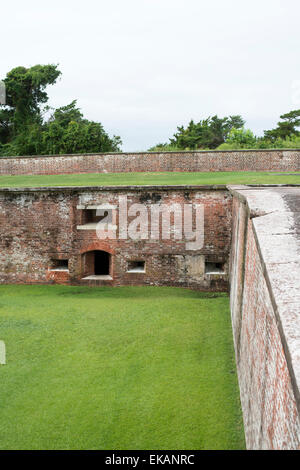 Fort Macon,disegnato da Brig. Gen. Simon Bernard & progettato da Robert E. Lee,fosso e fossato Foto Stock