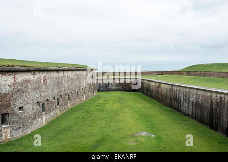 Fort Macon,disegnato da Brig. Gen. Simon Bernard & progettato da Robert E. Lee, Fossato e fossato Foto Stock