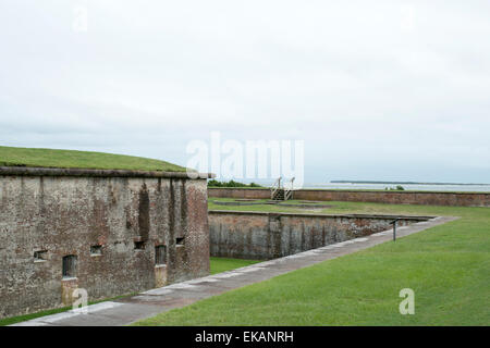 Fort Macon,disegnato da Brig. Gen. Simon Bernard & progettato da Robert E. Lee, Fossato e fossato Foto Stock