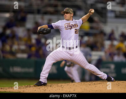 Rouge, LA, Stati Uniti d'America. 7 apr, 2015. La LSU lanciatore Kyle Bouman (28) durante il gioco tra LSU e New Orleans presso Alex Box Stadium di Baton Rouge, LA. La LSU sconfitte New Orleans 11-2 © csm/Alamy Live News Foto Stock