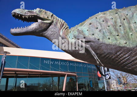 Un gigante verde pelle raptor accoglie i visitatori all'ingresso per il Museo di Storia Naturale del Nuovo Messico e scienza. Foto Stock